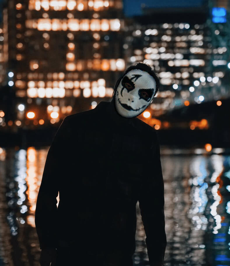 Slim ledmasker met gezichten die wisselen op muziek