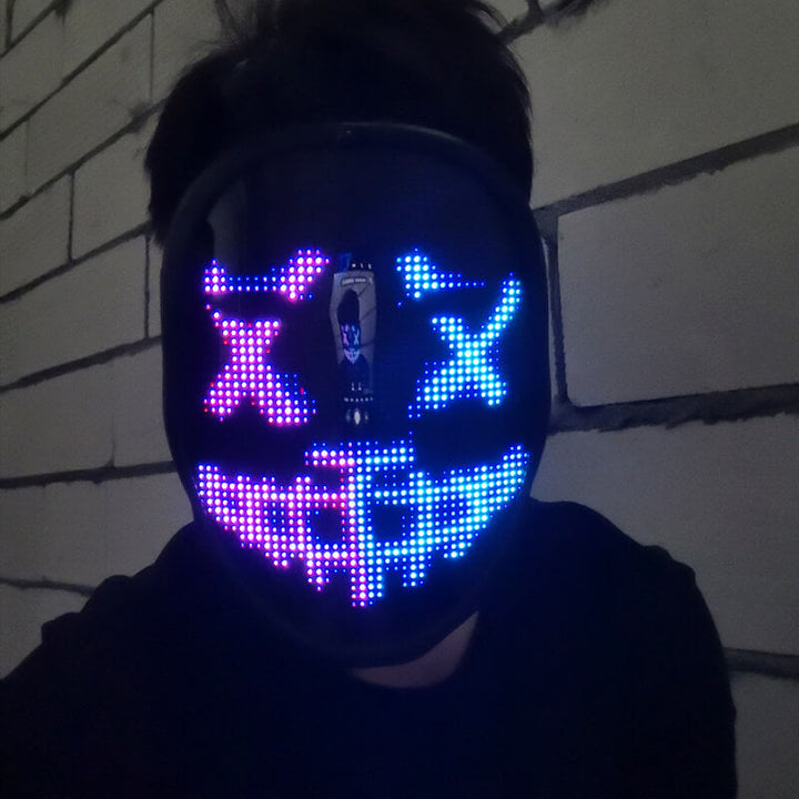 Slim ledmasker met gezichten die wisselen op muziek
