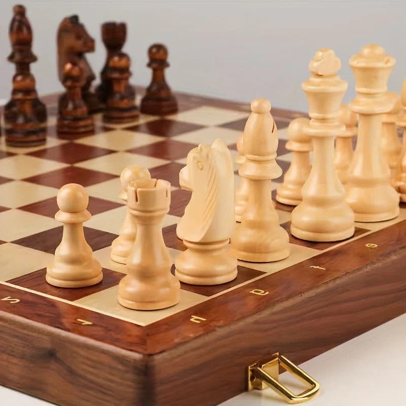 Houten schaakspel met 34 stukken, inclusief twee extra figuren