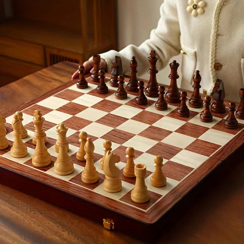 Houten schaakspel met 34 stukken, inclusief twee extra figuren