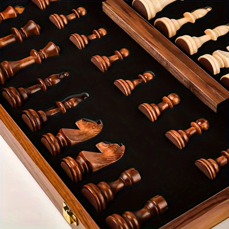 Houten schaakspel met 34 stukken, inclusief twee extra figuren