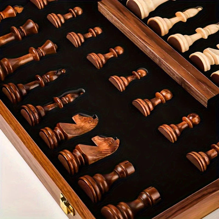 Houten schaakspel met 34 stukken, inclusief twee extra figuren