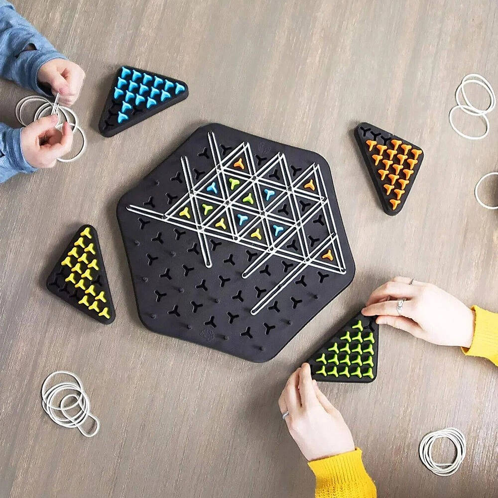 Strategisch bordspel met driehoeken voor kinderen en gezin