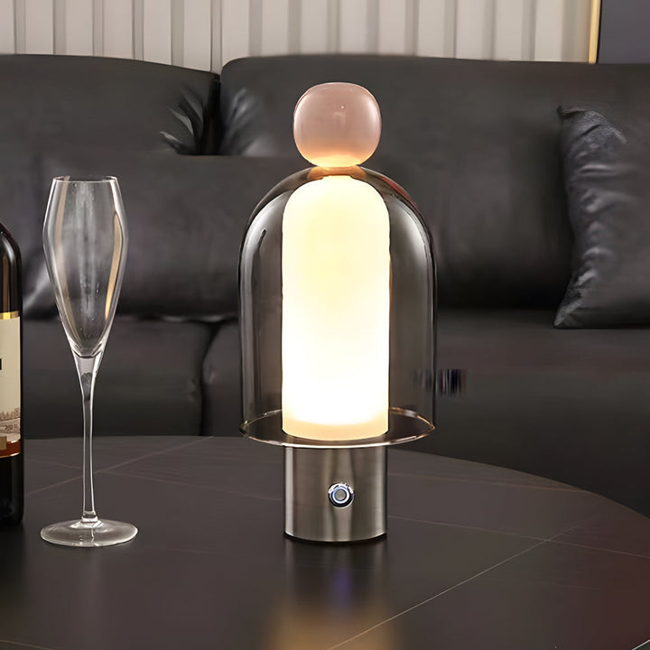 Draagbare glazen LED-tafellamp met figuursilhouet en metalen voet