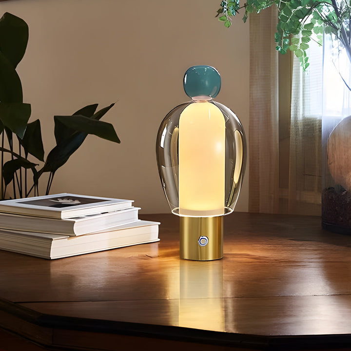 Draagbare glazen LED-tafellamp met figuursilhouet en metalen voet