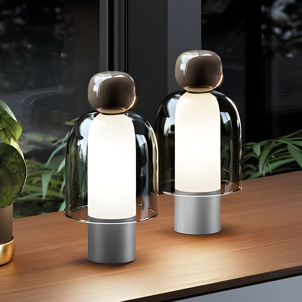 Draagbare glazen LED-tafellamp met figuursilhouet en metalen voet